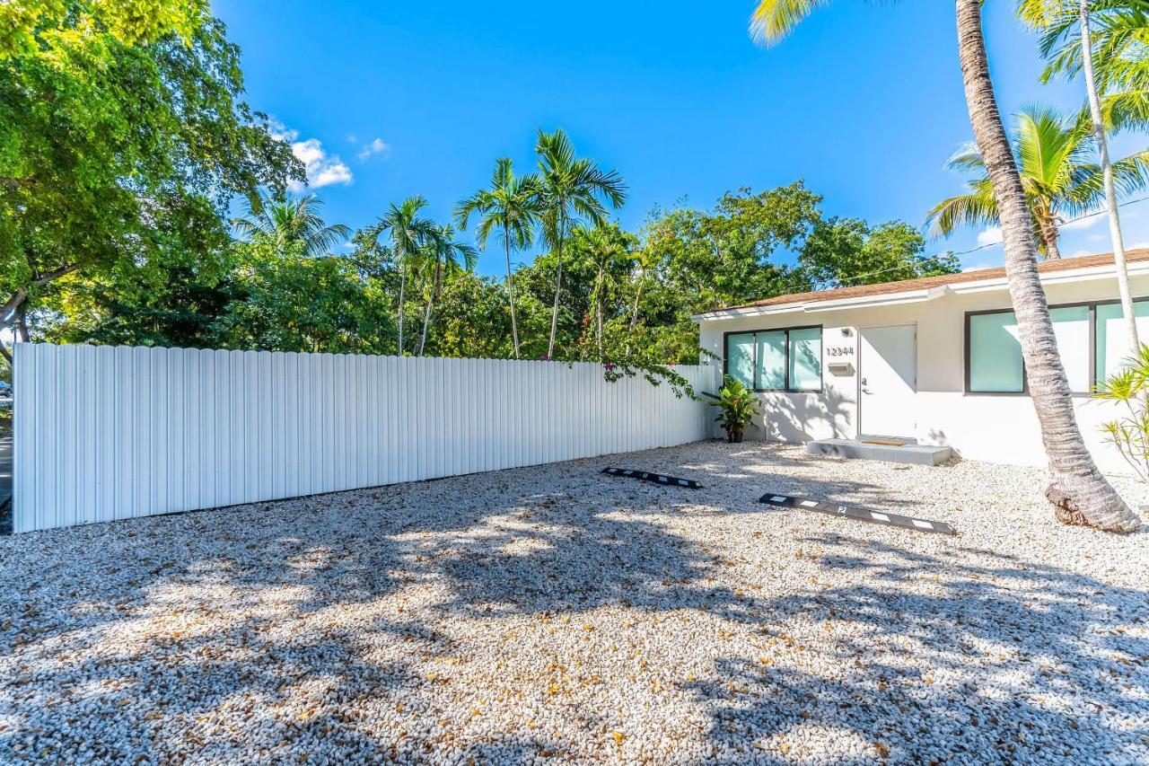 Renovated Apts With Kitchen, Fast Wifi, Smart Tv, Roku & Pool Onsite 4 Mi To Surfside Beach Apartment North Miami Exterior photo